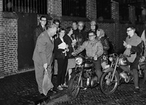 128685 Afbeelding van de start van de puzzeltocht per auto of bromfiets in het kader van de winkelweek Lombok in de ...